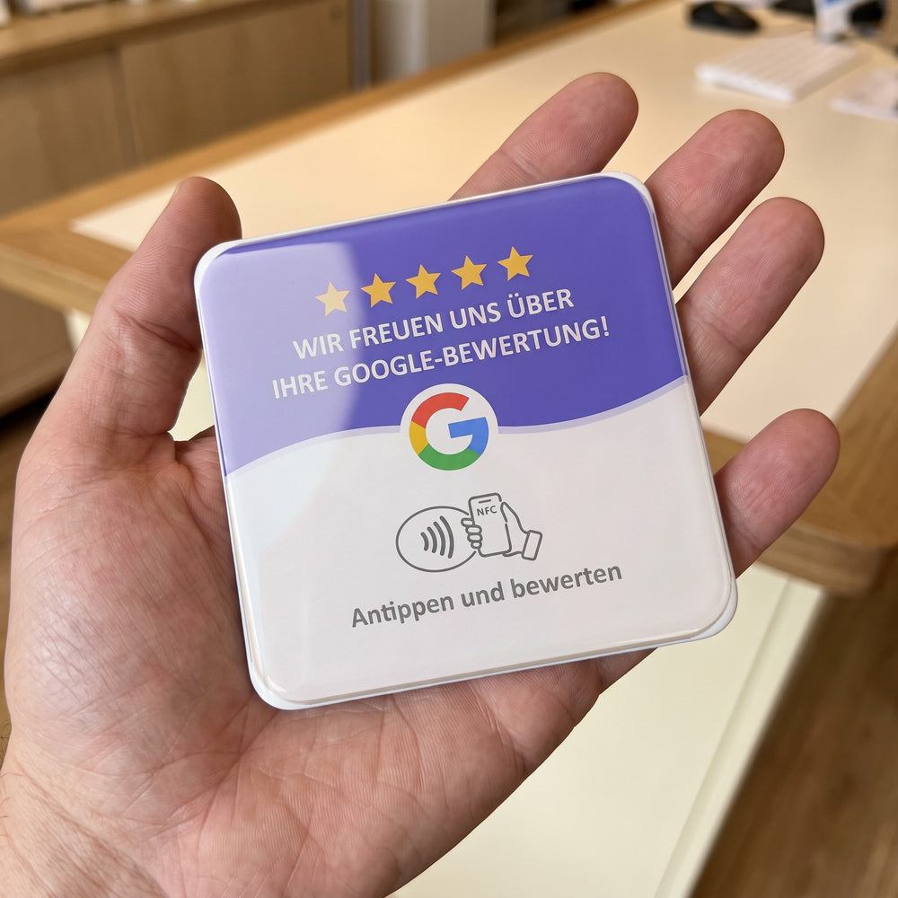NFC-Karte Google-Bewertung auf einer Handfläche, 10 × 10 cm | Deutsch