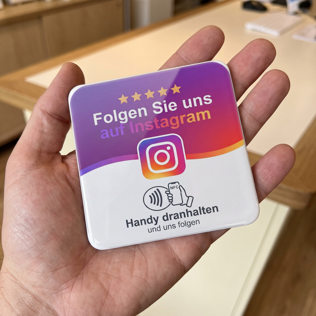 NFC-Karte Instagram auf einer Handfläche, 10 × 10 cm | Deutsch