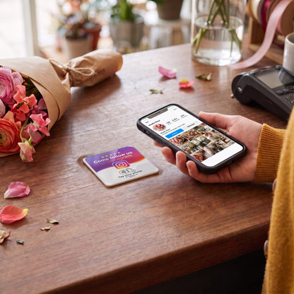 Handy wird an die Instagram-NFC-Karte gehalten, auf dem Bildschirm öffnet sich das Profil | English