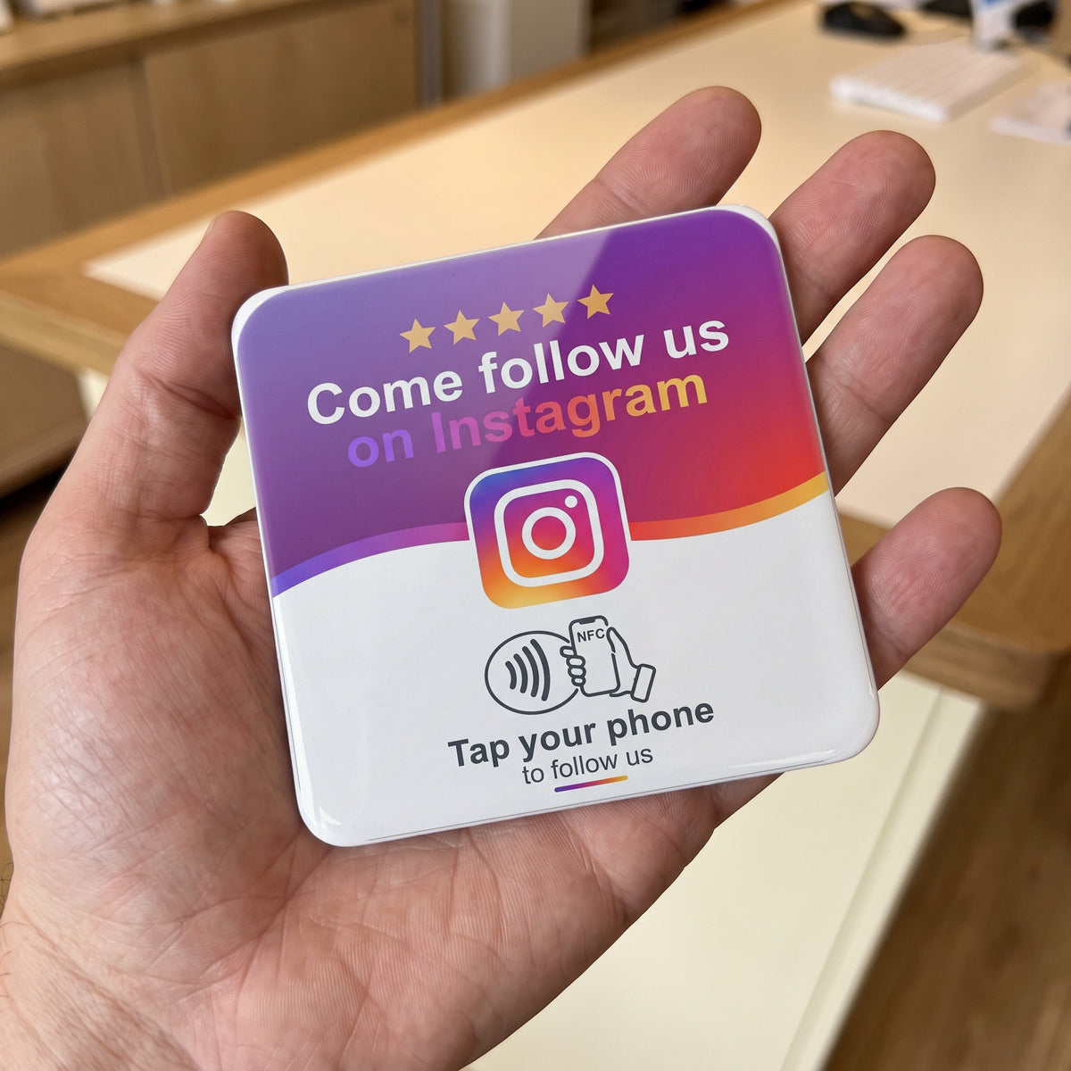 NFC-Karte Instagram auf einer Handfläche, 10 × 10 cm | English