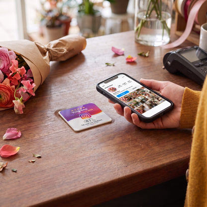 Handy wird an die Instagram-NFC-Karte gehalten, auf dem Bildschirm öffnet sich das Profil | Nederlands