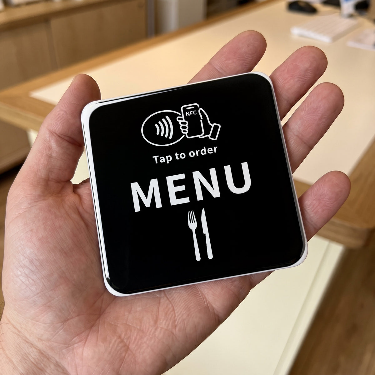 NFC-Karte Speisekarte auf einer Handfläche, 10 × 10 cm | English