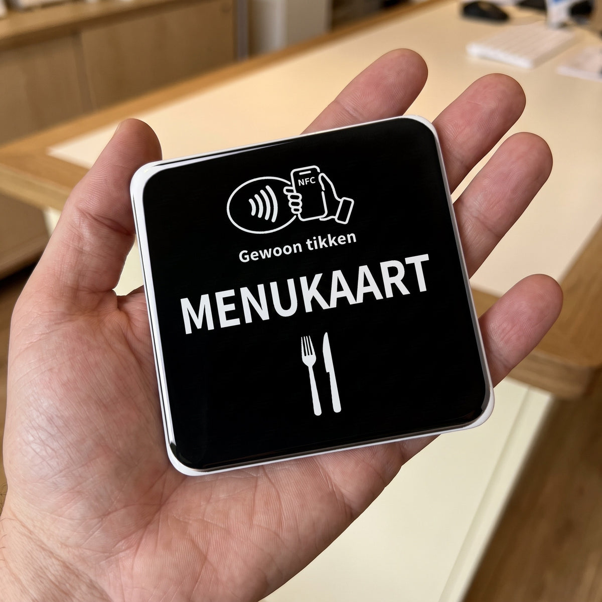 NFC-Karte Speisekarte auf einer Handfläche, 10 × 10 cm | Nederlands