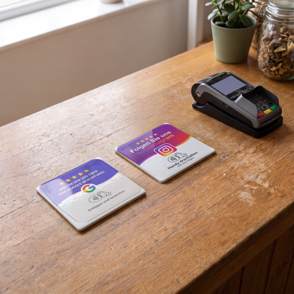 Zwei NFC-Karten für Google-Bewertung und Instagram nebeneinander auf einer Ladentheke