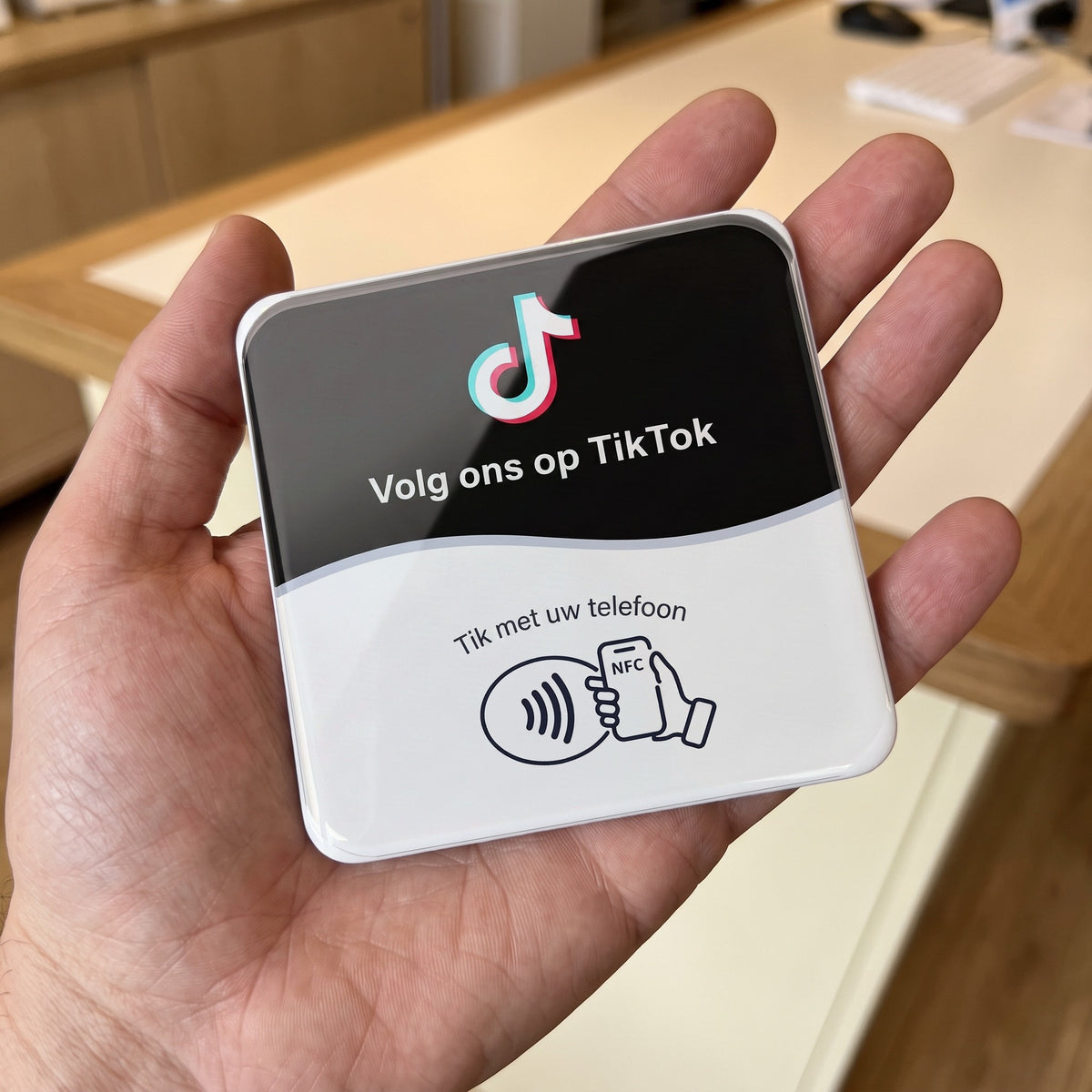 NFC-Karte TikTok auf einer Handfläche, 10 × 10 cm | Nederlands