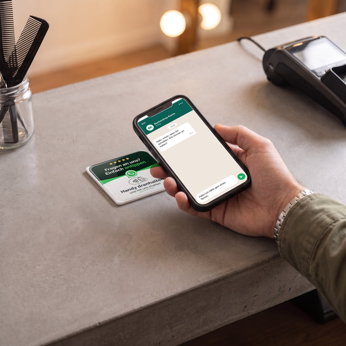 Handy wird an die WhatsApp-NFC-Karte gehalten, auf dem Bildschirm öffnet sich der Chat | Deutsch
