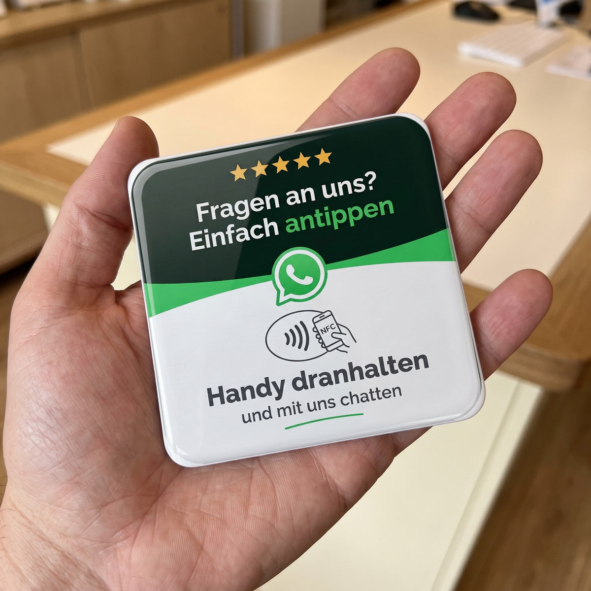 NFC-Karte WhatsApp auf einer Handfläche, 10 × 10 cm | Deutsch